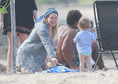 Hillary Duff na plaży z synem