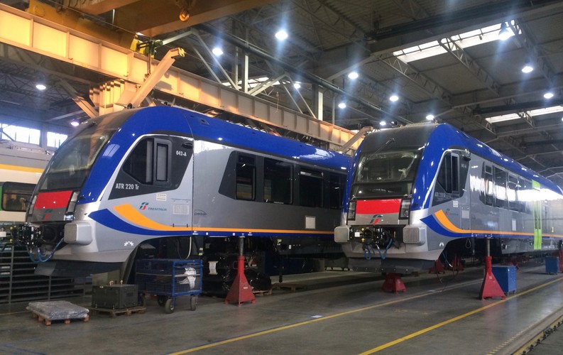 W ub. roku  Pesa zakończyła dostawy 40 spalinowych pociągów ATR 220 dla Trenitalii. Są przeznaczone do obsługi ruchu regionalnego w Toskanii. Pod koniec 2015 r. przewoźnik wstrzymał odbiory z powodu problemów technicznych. W pociągach zawodziła sygnalizacja kabinowa, która w niedostateczny sposób komunikowała się z infrastrukturą. Następowało automatyczne zatrzymanie pociągu, a wraz z nim ruchu na całej linii. Odbiory zostały wznowione dopiero po rozwiązaniu problemów przez Pesę. <br><br>

Na etapie montażu są cztery kolejne pociągi tego typu, które narodowy włoski przewoźnik zamówił w ramach opcji, czyli rozszerzenia umowy. Nazwa tego modelu to Atribo ATR 220, ale na potrzeby włoskiego rynku nazywają się Swing, czyli tak jak tramwaje Pesy.