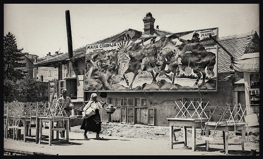 Aca Simić i Raka Ruben, Muškarac i žena sa sela prolaze pored kafane Mala Slavija, Beograd Politika