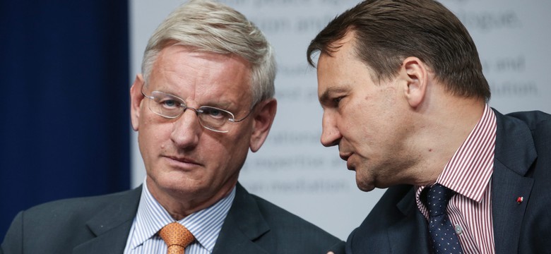 Sikorski: Faceci z kałasznikowami muszą złożyć broń przed wyborami