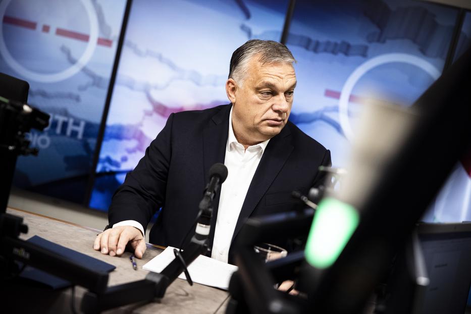 A Miniszterelnöki Sajtóiroda által közreadott képen Orbán Viktor kormányfő a Kossuth Rádió stúdiójában, ahol interjút adott a Jó reggelt, Magyarország! című műsorban / Fotó: MTI/Miniszterelnöki Sajtóiroda/Fischer Zoltán