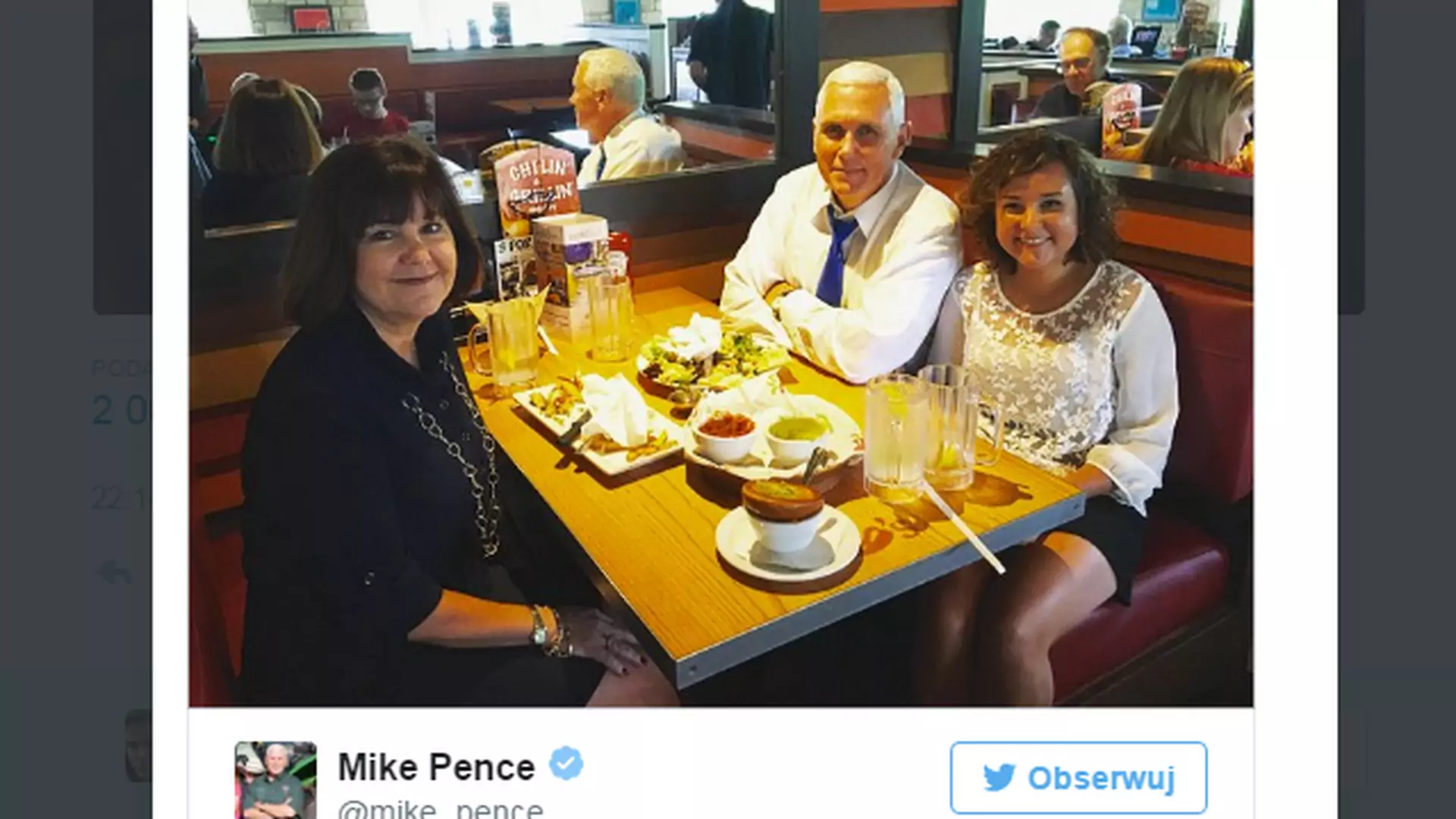 Czy znany polityk wybrał się na obiad z wampirem? Jego rodzinne zdjęcie bawi i niepokoi