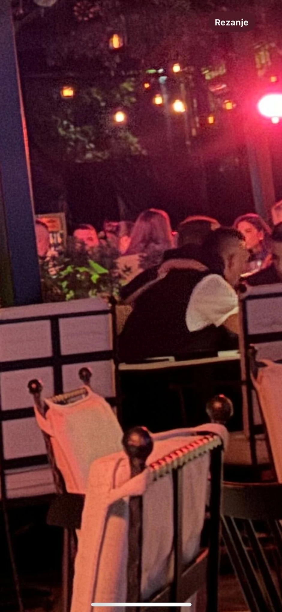 Šaka Polumenta grli devojka sa kojom je bio u provodu