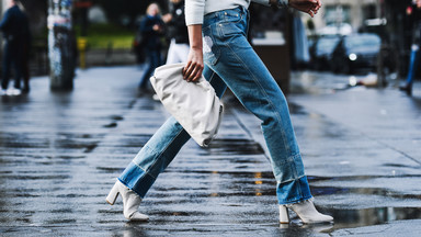 Najmodniejsze fasony jeansów na wiosnę 2024. Rurki wciąż w odwrocie