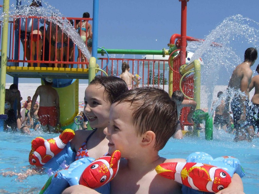 U akvaparku svaki dan sviraće drugi bend, organizovaće se pozorišne predstave za decu, igre na vodi...