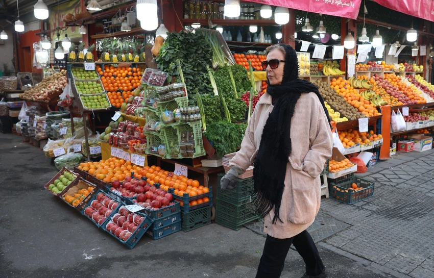 Na ulicama Teherana naizgled je uobičajeno, ali se Iran suočava sa talasom antivladinih protesta usred produbljivanja ekonomske krize - rasta cena osnovnih namirnica, poput jaja i jestivog ulja, kao i naglog pada rijala, nacionalne valute | Foto: ABEDIN TAHERKENAREH/EPA/Shutterstock