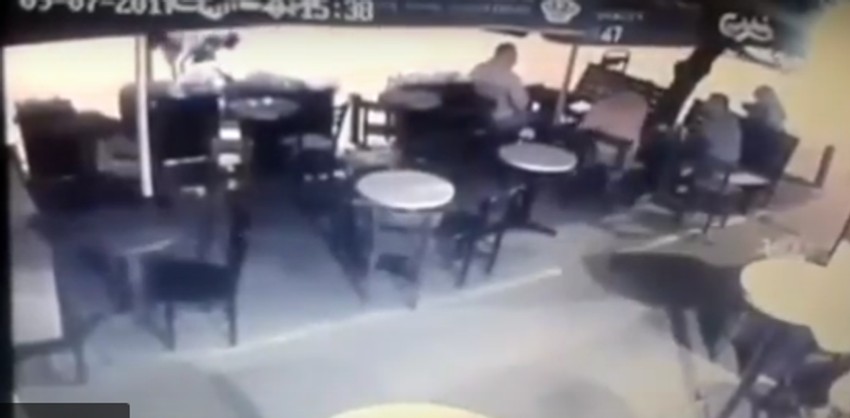 Na snimku se vidi kako je ranjen policajc dok je mirno prolazio ulicom