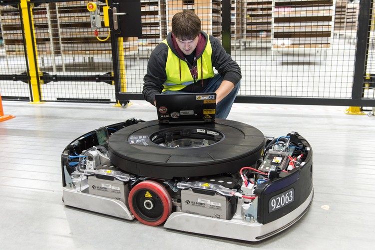 Amerykański Amazon ma w Polsce trzy centra logistyczne: dwa w Bielanach Wrocławskich i jedno w Sadach pod Poznaniem. W sumie na stałe pracuje tu ok. 3,5 tys. osób. W lipcu koncern ogłosił, że <a href='http://forsal.pl/artykuly/884593,niespodziewana-decyzja-amazona-koncern-podnosi-pensje-pracownikom-w-polsce.html' style='color: blue'>wprowadza podwyżki dla swojej załogi. </a>
 <br><br><br> fot. (mk/cat) PAP/Maciej Kulczyński