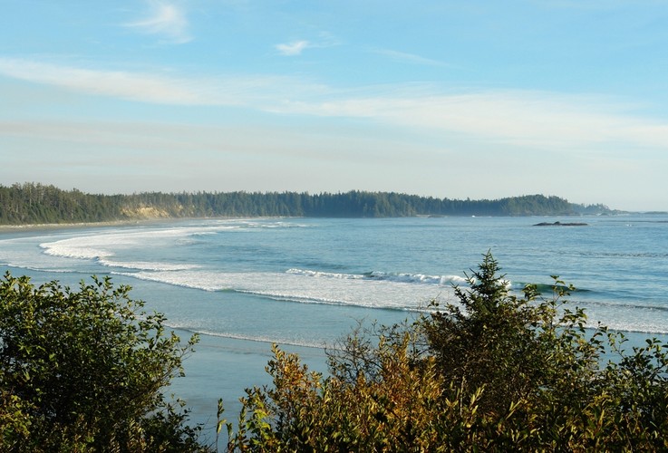 13. Chesterman Beach w Kanadzie w bardzo długa, piaszczystą plażą stanowi idealne miejsce do uprawiania surfingu. Najlepszym okresem na odpoczynek na tej plaży jest czas pomiędzy czerwcem i wrześniem.