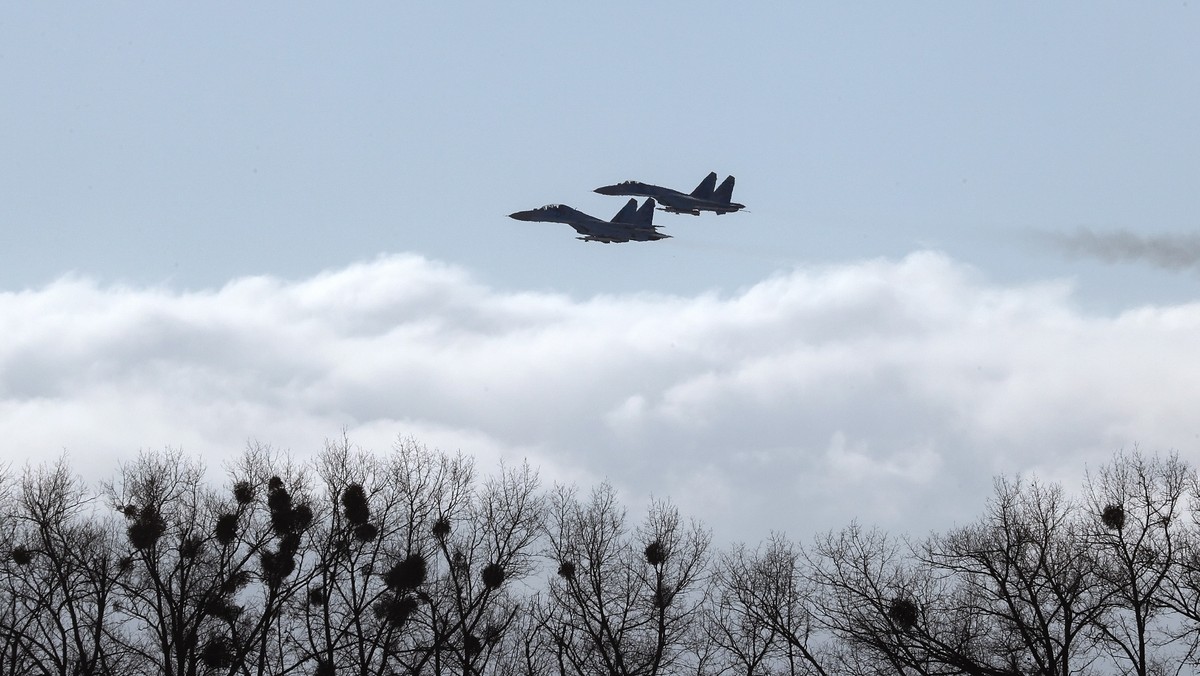 Amerykański samolot rozpoznawczy P-8A Poseidon został przechwycony przez rosyjski myśliwiec Su-27. Do zdarzenia doszło nad Bałtykiem - poinformowało Ministerstwo Obrony Rosji. Resort obrony zamieszcza nagranie, na którym widać amerykańską maszynę.