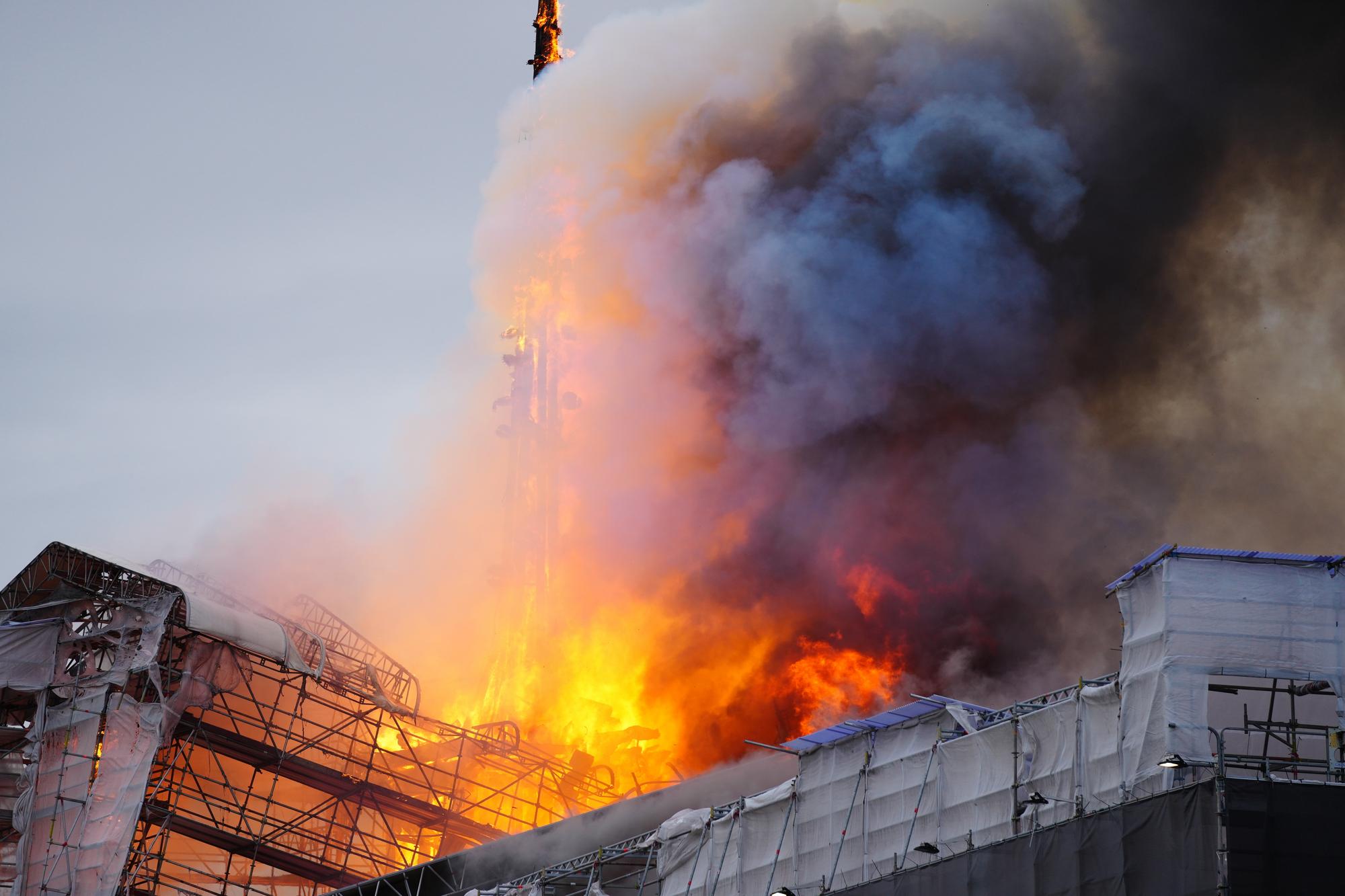 Historickú budovu burzy v centre dánskej metropoly Kodaň v utorok 16. apríla 2024 zachvátili plamene.
