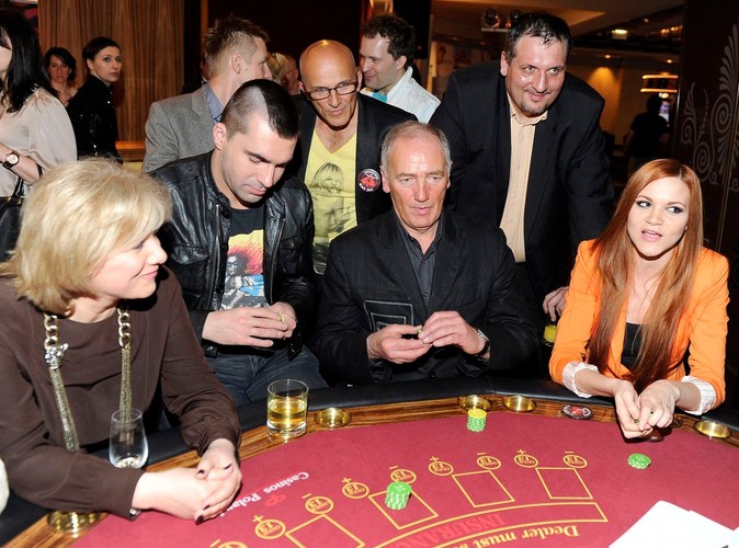 Od lewej: aktorzy Dorota Kamińska, Wojciech Medyński i Karol Strasburger oraz wokalistka Blue Cafe Dominika Gawęda