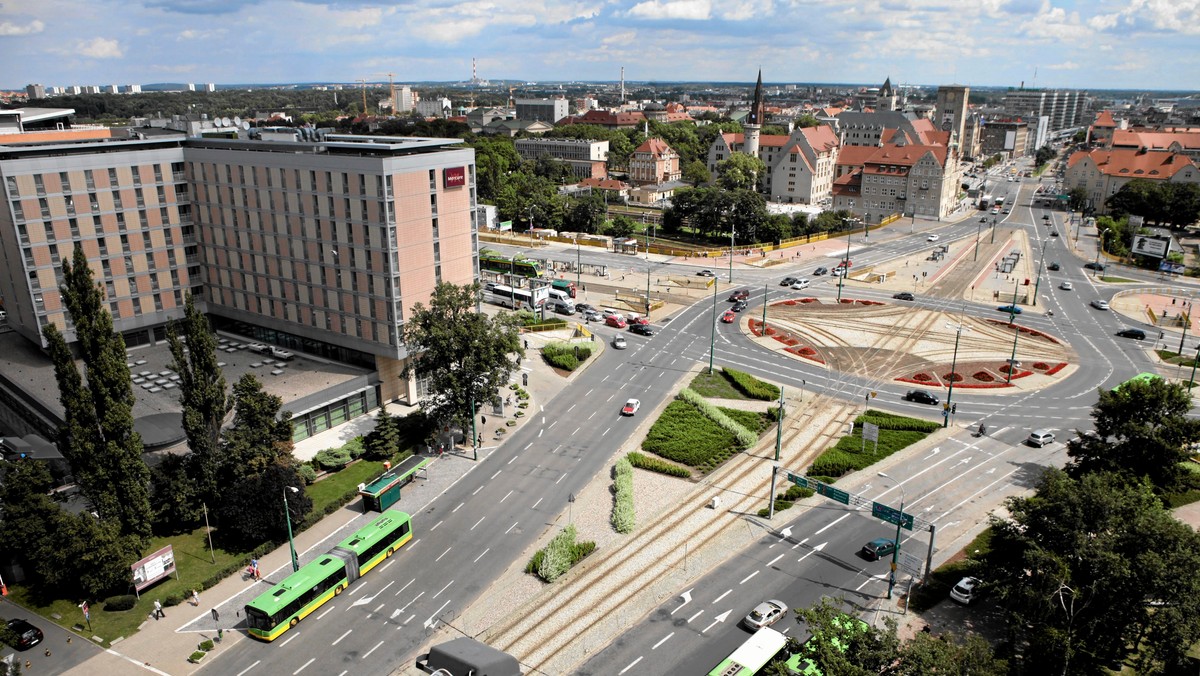 Ograniczenie ruchu samochodów, łatwy dostęp do kultury, usług i handlu, czy rozwinięta sieć komunikacji miejskiej - to tylko część założeń dokumentu prezentującego modernizację centrum Poznania. Program jest rozpisany na lata 2014-2030 - podaje Radio Merkury.