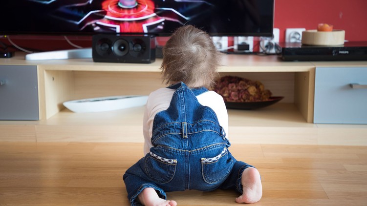 orvos válaszol baba TV képernyő