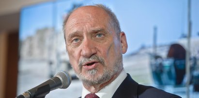 Macierewicz kpi z TVN i wskazuje, kto może zadawać pytania