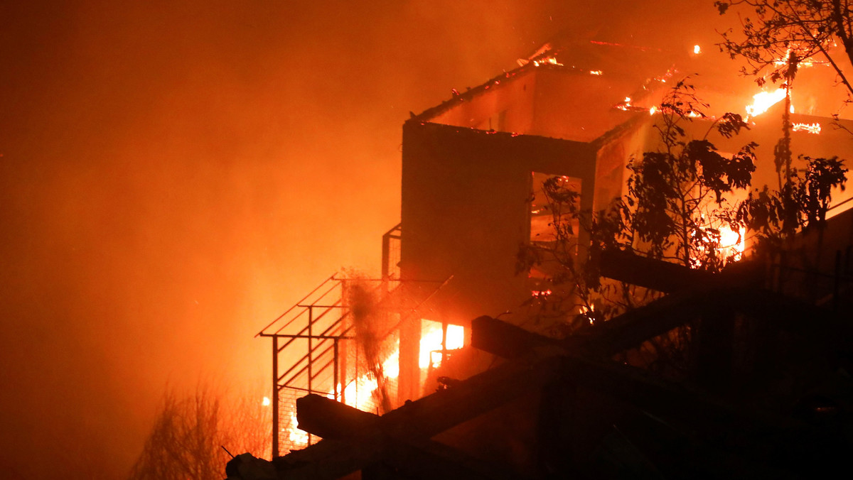 245 domów zostało zniszczonych, a 700 osób pozostało bez środków do życia w wyniku pożaru, który przez dwa dni pustoszył ubogie dzielnice portowego miasta Valparaiso w Chile - poinformowały w czwartek miejscowe władze.