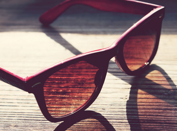Jak wybrać okulary przeciwsłoneczne, żeby sobie nie zaszkodzić?