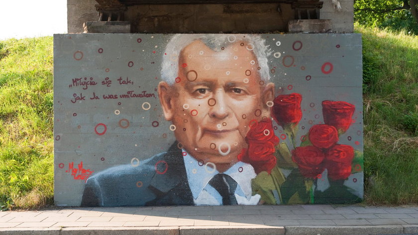 Nowy Sącz. Mural z Jarosławem Kaczyńskim zniszczony. Mgr Mors zabrał głos