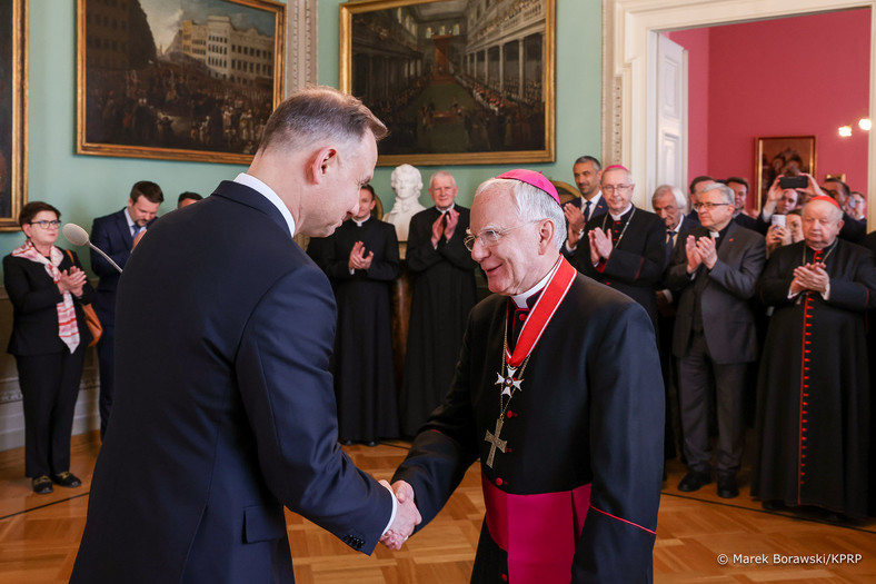 Prezydent odznaczył abp. Jędraszewskiego, w tle najważniejsi przedstawiciele polskiego Kościoła, 20 maja br.