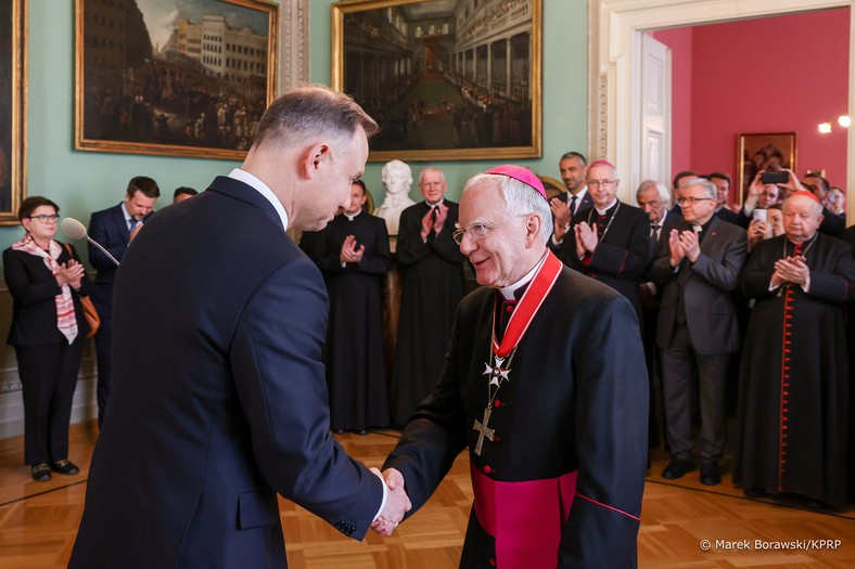 Prezydent odznaczył abp. Jędraszewskiego, w tle najważniejsi przedstawiciele polskiego Kościoła, 20 maja br.