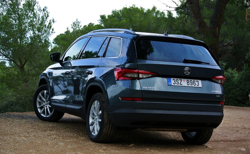 Skoda kodiaq potrafi automatycznie otwierać i zamykać klapę bagażnika. W ściance kufra kryje się wyjmowana latarka z magnesem