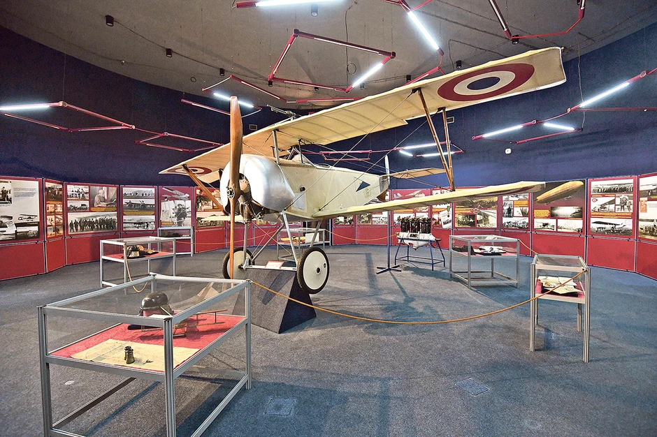 Replika aviona "njepor 11" sa originalnim delovima - poput motora, elise, mitraljeza