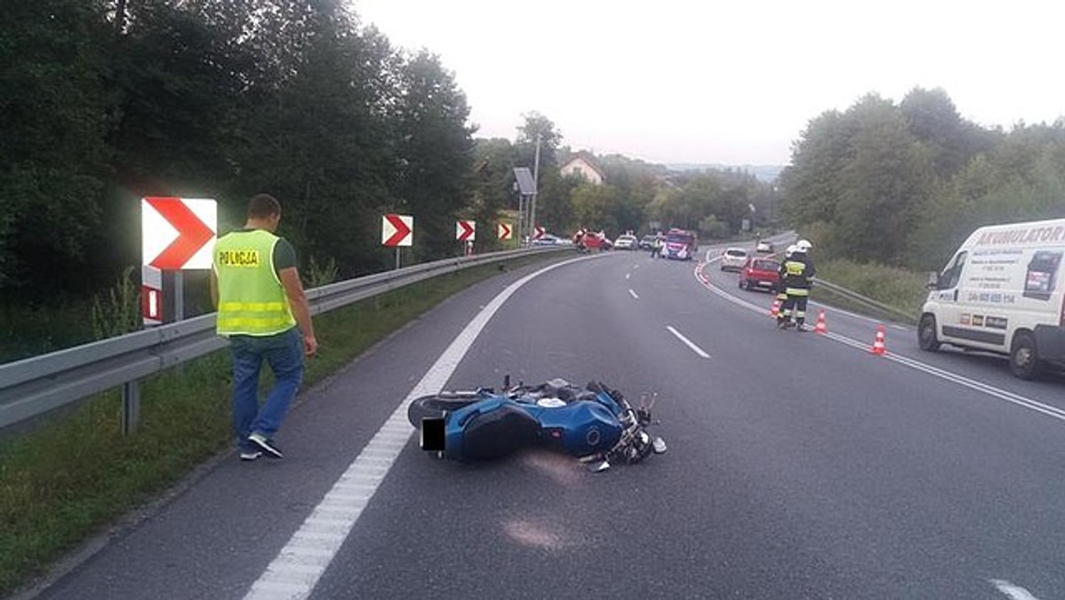 Wypadek w Jaworniku w powiecie strzyżowskim. 20-letni motocyklista potrącił policjanta, który chciał go zatrzymać do kontroli. Obaj trafili do szpitala.