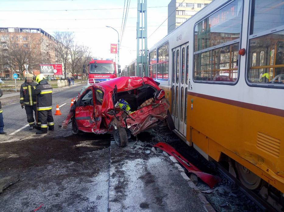 A 14-es villamos letarolta az autót / Fotó: Blikk