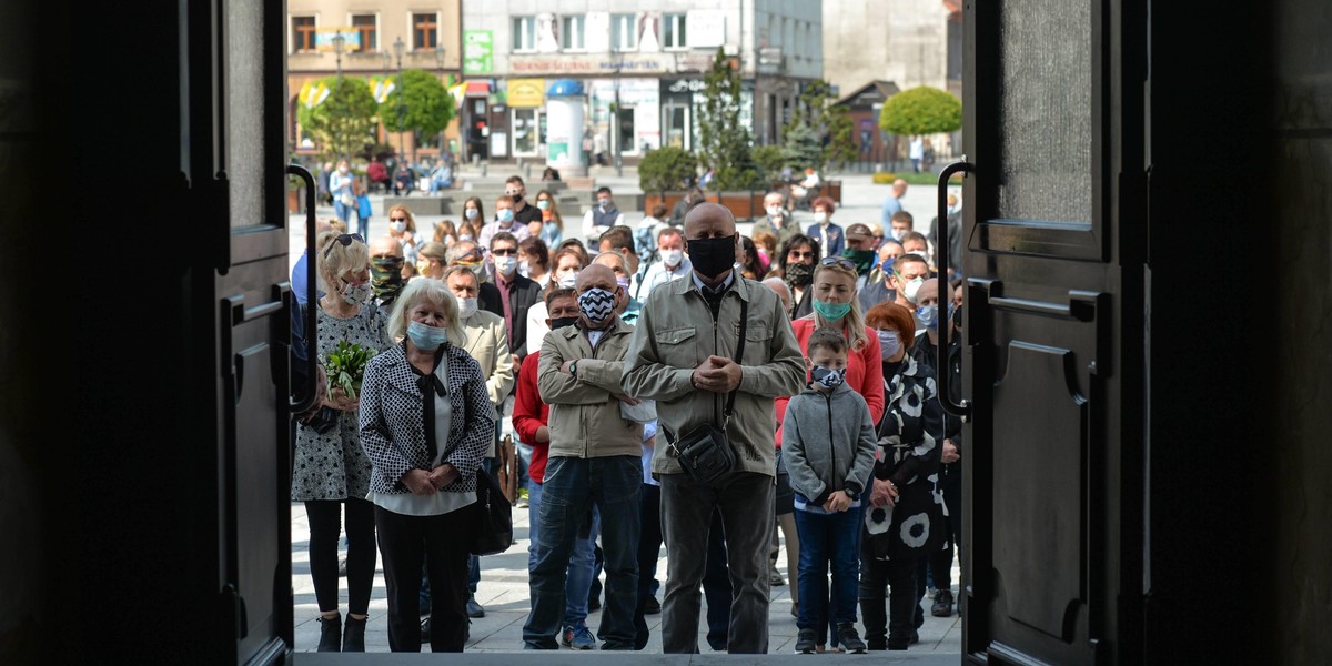 Urodziny Jana Pawła II. Wierni zapomnieli o zasadach bezpieczeństwa