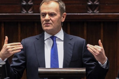 Premier Donald Tusk gestykuluje na mównicy Sejm