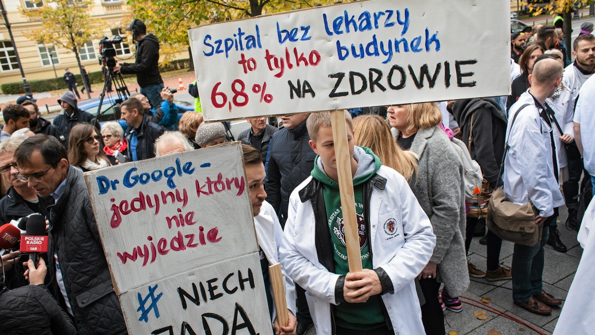 Młodzi lekarze, zebrani w warszawskim szpitalu dziecięcym głodują już 15 dzień. Nie jest wykluczone, że do ich protestu dołączą przedstawiciele innych działów służby zdrowia. Decyzja o ewentualnym rozszerzeniu strajku zapadnie dziś po południu - o 14 zbiera się Porozumienie Zawodów Medycznych.