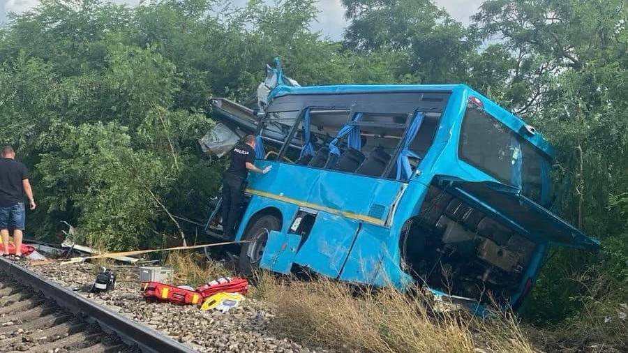Friss hírek a Budapestre tartó gyorsvonat és a busz tragikus balesetéről: nőtt a halottak száma, több embert még keresnek