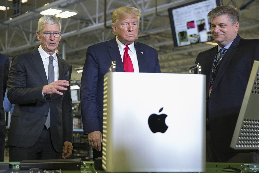 Donald Trump wtrącił się do sporu FBI i Apple, stając po stronie służb specjalnych. Federalne Biuro Śledcze domaga się od koncernu pomocy w odblokowaniu telefonu zamachowca, który w grudniu zaatakował bazę USA Navy. Na zdjęciu : Donald Trump orz Tim Cook, CEO Apple, w grudniu 2019 roku podczas wizyty w Flextronics. 