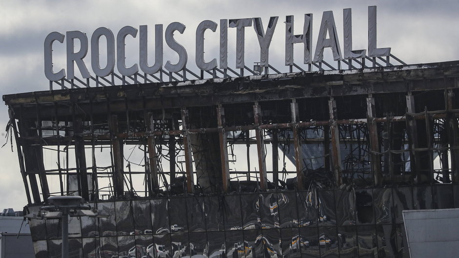 Spalona fasada centrum handlowego, w którym doszło do zamachu