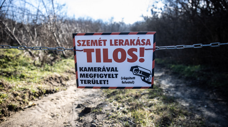 Hiába a lezárás, a tiltó tábla: ez nem tartja vissza a szemetelőket / Fotó: Zsolnai Péter