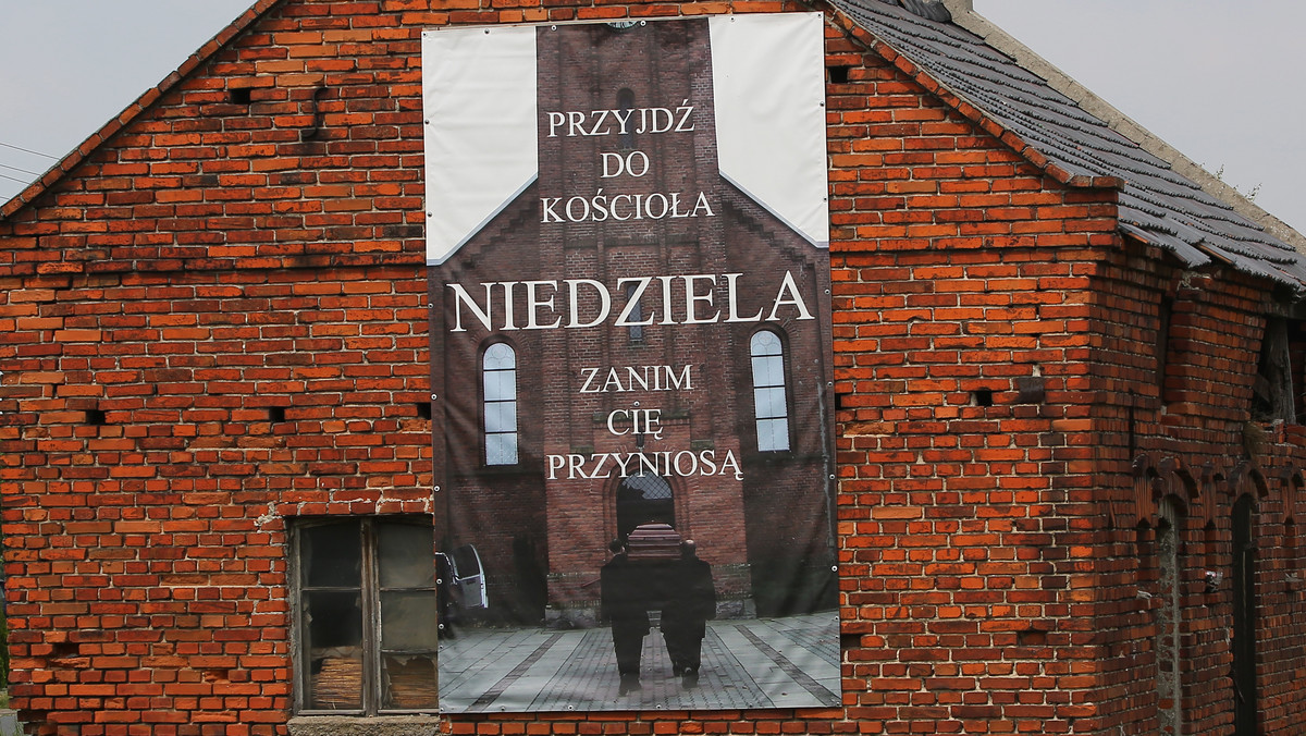 "Przyjdź do kościoła - niedziela - zanim cię przyniosą" - baner z takim napisem pojawił się przy wjeździe do Sieroszewic w powiecie ostrowskim.