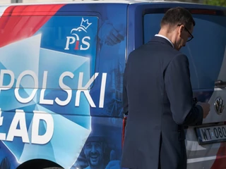 Warszawa, 17.05.2021. Premier Mateusz Morawiecki po konferencji prasowej na ulicy Nowogrodzkiej w Warszawie. Szef rządu rusza w trasę po Polsce, by promować Polski Ład