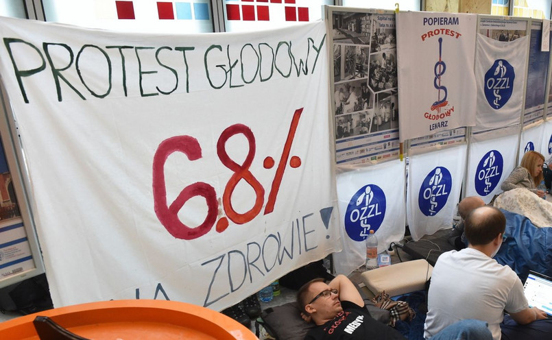 Do młodych lekarzy protestujących w Warszawie dołączyli medycy w innych miastach