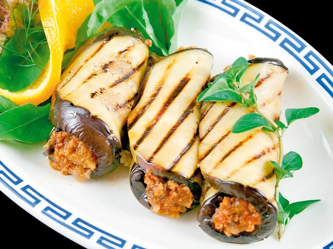 10780_letnje-rolnice-+-stock-photo-chargrilled-egg-plant-and-beef-rolls-with-an-orange-and-fennel-salad-shutterstock_17618032