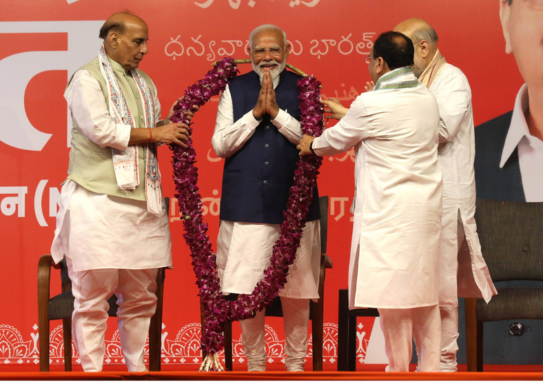 Narendra Modi festeggia la vittoria elettorale circondato dai ministri