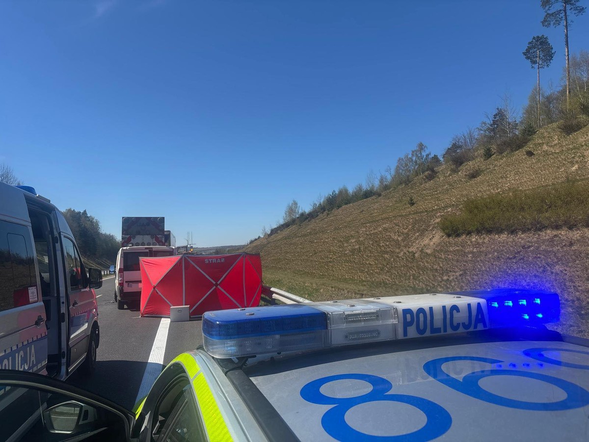 Malowali pasy drogowe. Nagle wjechał w nich dostawczak. Nie żyje 28-latek