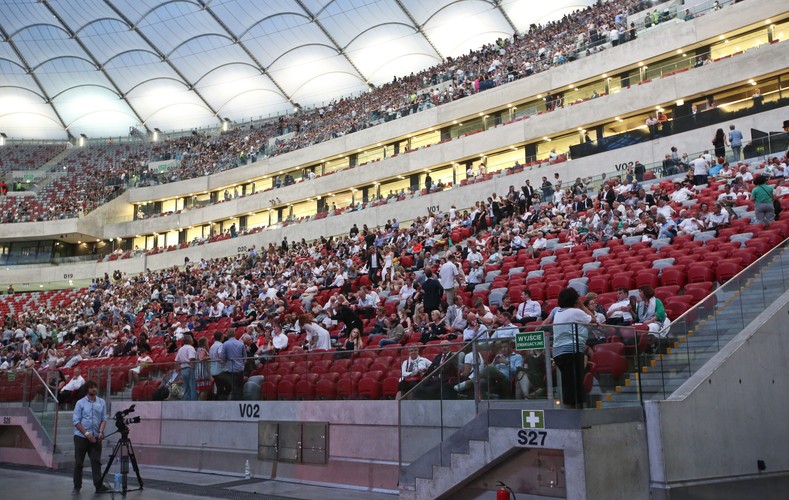 Widzowie zbierają się na trybunach, przed uroczystym pokazem filmu 