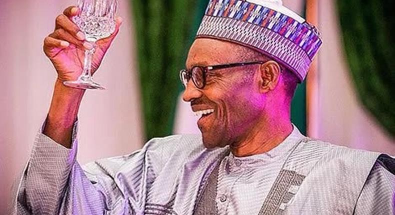 President Muhammdu Buhari does the toast at an event (Pulse)