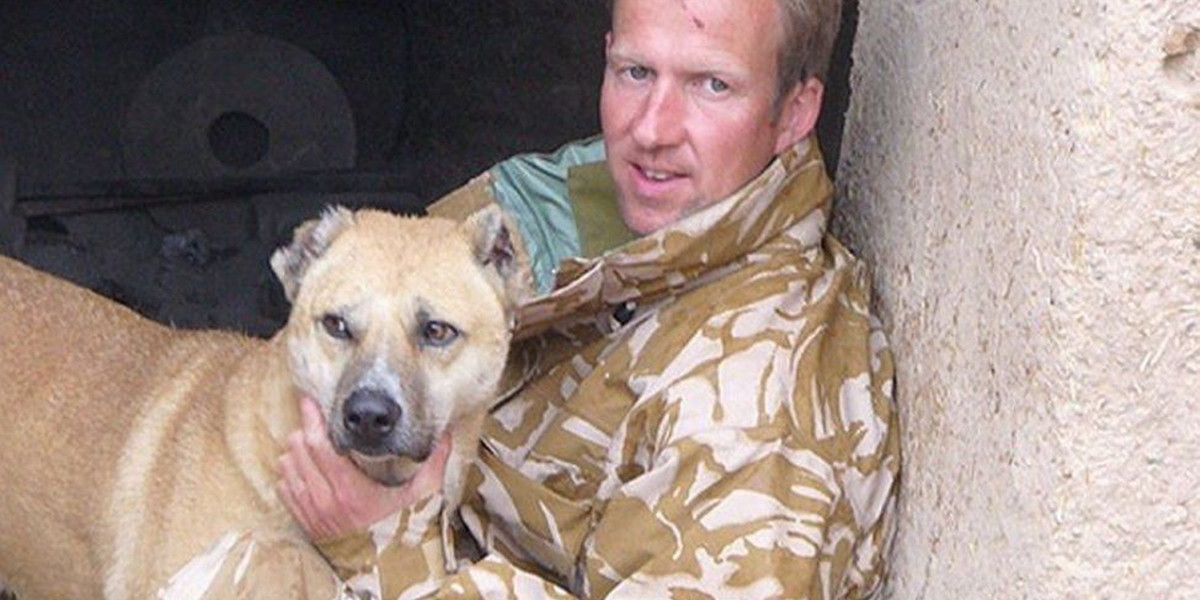 Były żołnierz królewskiej piechoty morskiej Paul „Pen” Farthing prowadził w Kabulu schronisko dla zwierząt. 