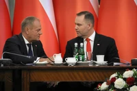 A gdyby tak podzielić między sobą placówki dyplomatyczne? Zakulisowa oferta Karola Nawrockiego dla Donalda Tuska