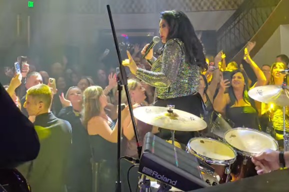 VELIKI ŠLIC, VRTOGLAVE ŠTIKLE I KARNERI Šik izdanje Dragane Mirković! Sve oči uprte u nju u Las Vegasu (FOTO)