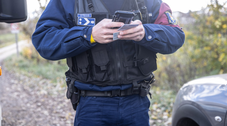 A Blikk stábját a közeli erdősáv földútján állították meg a lesben álló rendőrök, az igazoltatás beleillett a helyszíni riportba Fotó: Zsolnai Péter