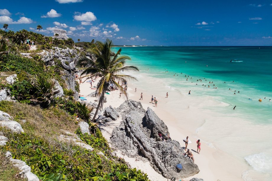 Tulum to ostatnio popularny kierunek wśród znanych osób, które licznie odwiedzają plażę Playa Paraiso. Urokliwe otoczenie roślinności oraz uprzejmość lokalnej ludności sprawiają, że meksykańska miejscowość jest wymarzonym miejscem na wakacje. 