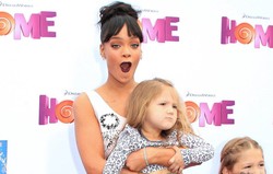 Rihanna i Jennifer Lopez z dzieciakami na kosmicznej premierze [ZDJĘCIA]