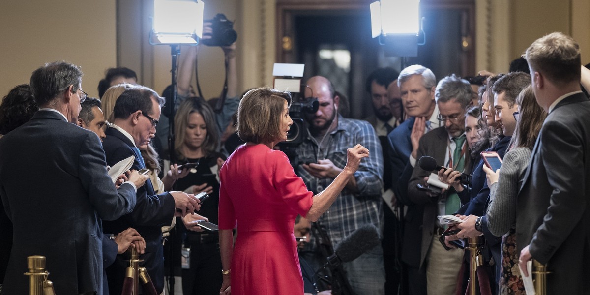 Nancy Pelosi, Spiker Izby Reprezentantów USA, zapowiadała już wcześniej, że nie zamierza przegłosować ustawy, przewidującej fundusze na mur graniczny. Nowe ustawy trafią teraz do Senatu, w którym przewagę mają Republikanie